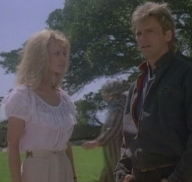 Angus MacGyver Trucs et Astuces - 1x20 L'Evasion - Sarah demandant de l'aide � MacGyver